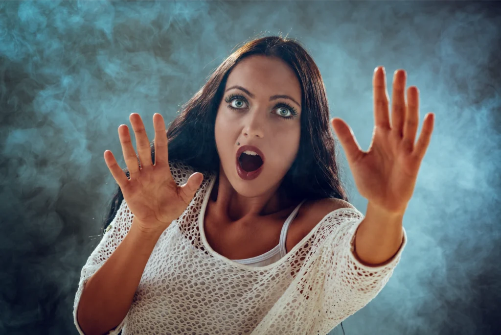 A vorbit și cu alt studio care i-a spus că e obligatoriu să își pună silicoane după 4 luni. Asta a speriat-o și a renunțat.